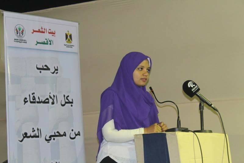 قصيدة فراشة على الرصيف