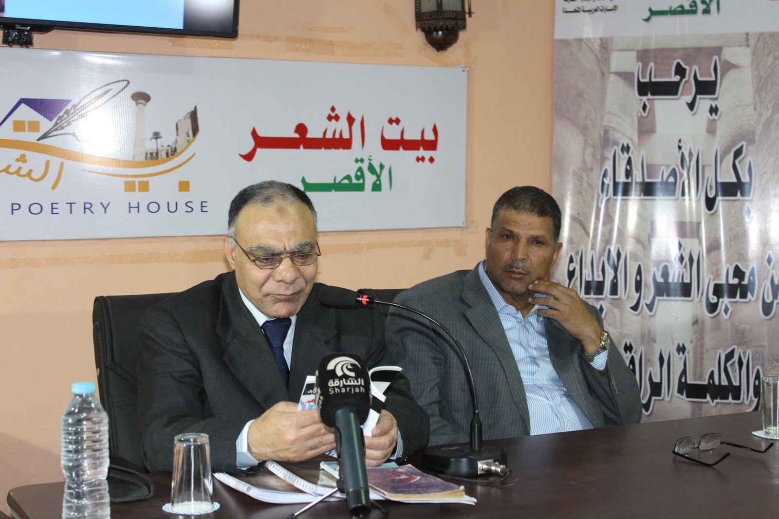 قصيدة وقوفٌ جديدٌ على الطلل العربيْ